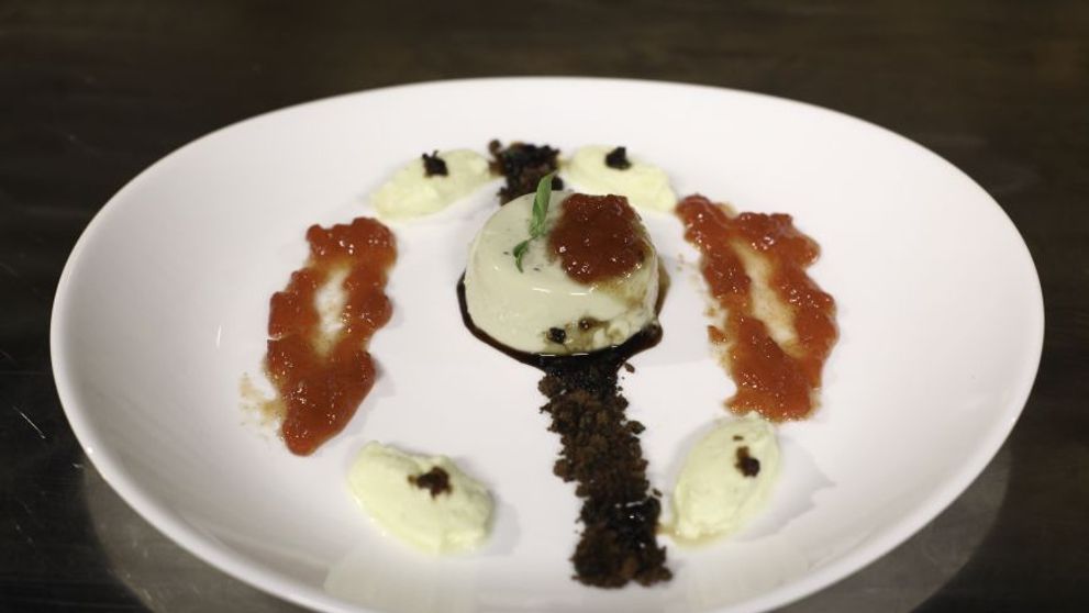 Reteta Cristina-Gabriela Ostrovschi : Panna cotta de busuioc cu dulceata de rosii