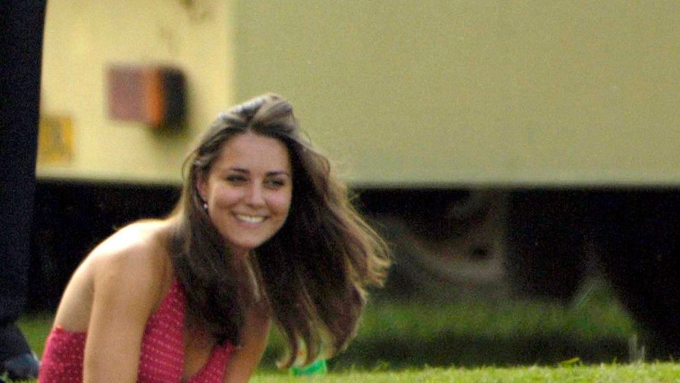 Momentul când Kate Middleton l-a cucerit pe William. A apărut în public într-o rochie transparentă, prin care se vedea totul