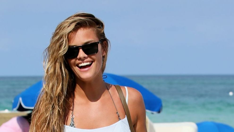 Nina Agdal, aparitie ultra sexy pe plajele din Miami. Iubitul nu si-a putut dezlipi mainile de pe ea