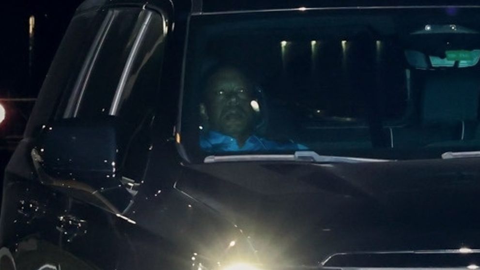 Tiger Woods, arestat după ce a condus cu viteză, beat, și s-a răsturnat cu SUV-ul. A stat opt ore în spatele gratiilor