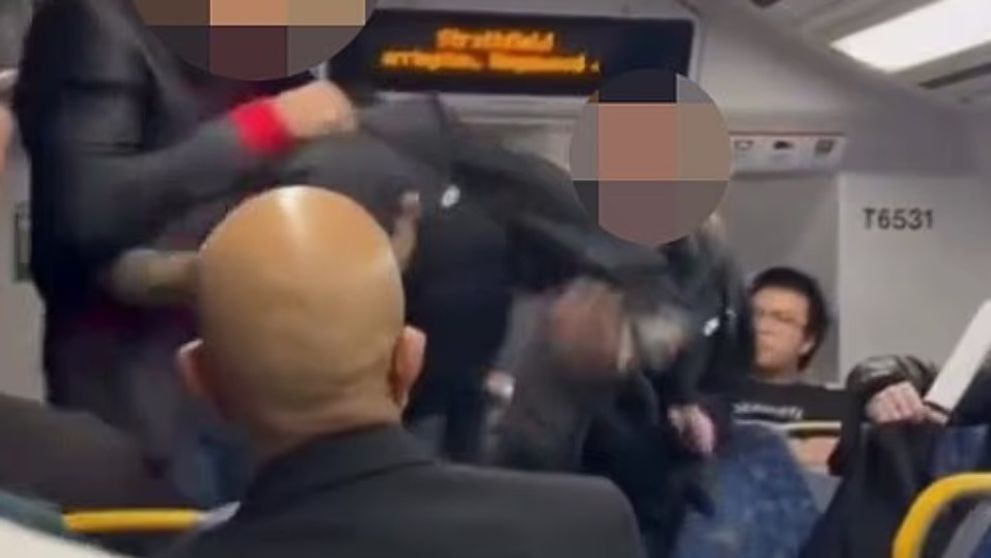 Incident violent într-un tren din Sydney. Mai mulți adolescenți au bătut un pasager, după ce acesta le-a cerut să închidă muzica. Momentul, filmat de martori