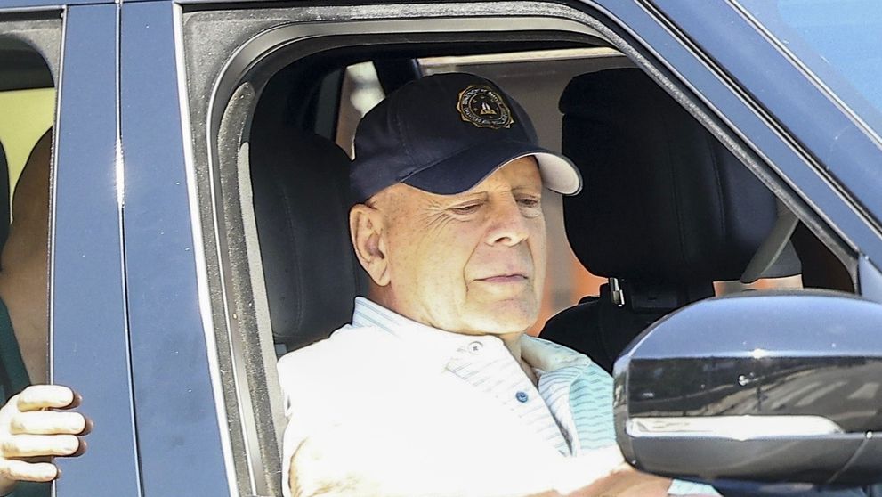 Nici boala nu îi poate știrbi zâmbetul! Bruce Willis, apariție rară pe străzile din Los Angeles: cum arată actorul care a fost diagnosticat cu demență în urmă cu un an