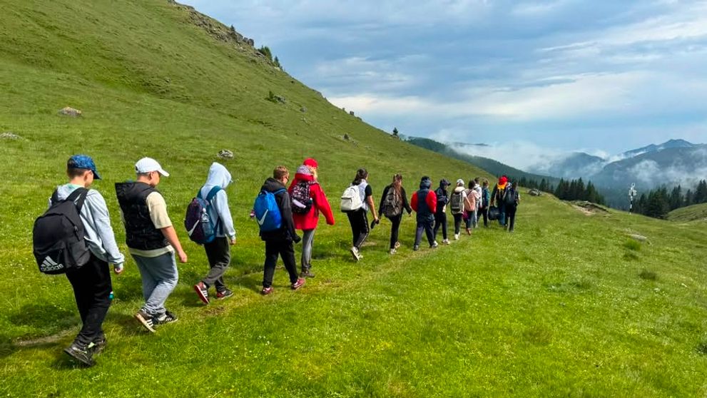 O profesoară a fost lovită de trăsnet în Masivul Bucegi. Cei 14 copii cu care era în excursie au cerut ajutorul unui cioban. Imagini din timpul intervenției