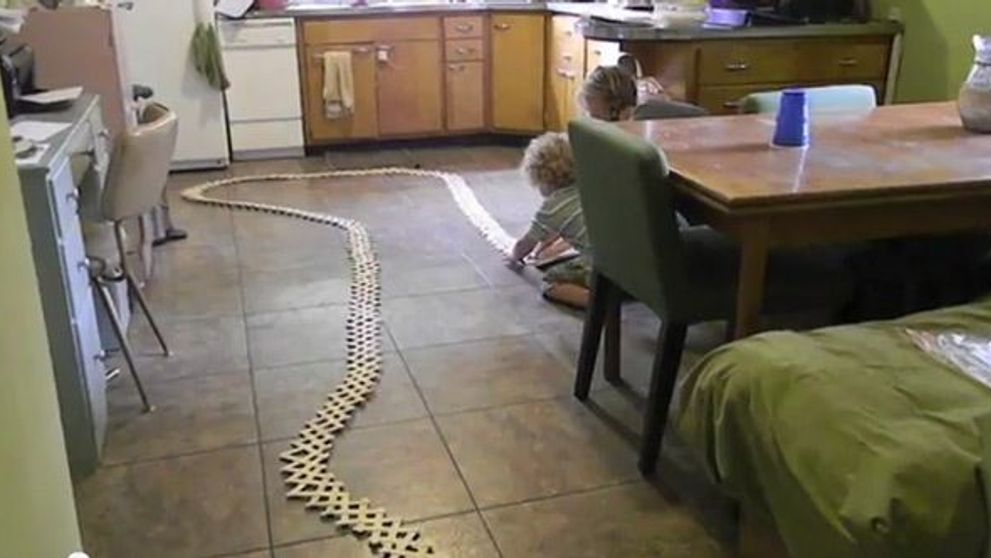VIDEO. Super distractie cu 1.000 de bete de inghetata! Uite cum explodeaza: