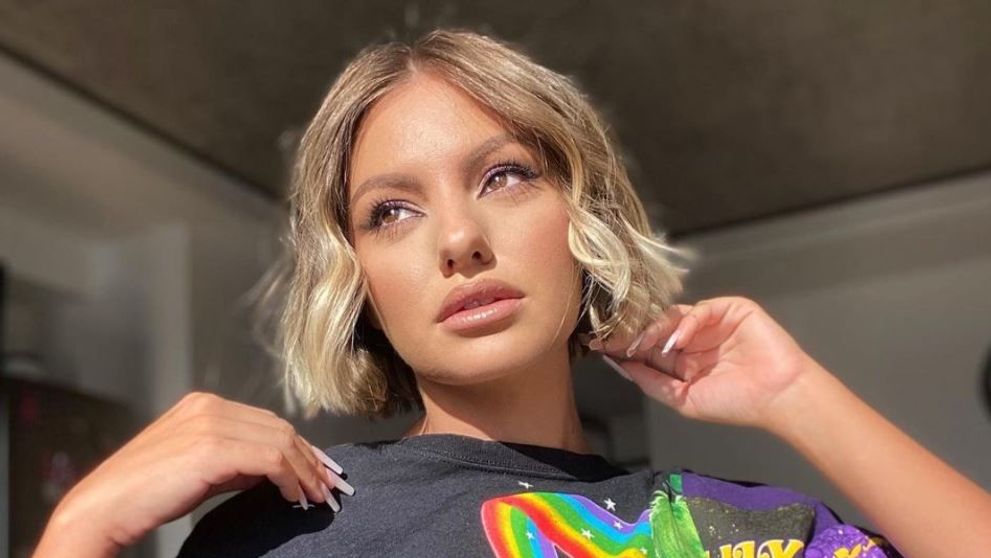Alexandra Stan, îmbrăcată în ie și cu năframă albă pe cap la cununia civilă. „Au fost lacrimi de bucurie”