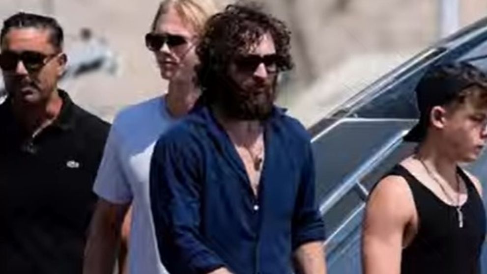 Unul dintre cei mai frumoși actori de la Hollywood, confundat cu un om al străzii! A ieșit cu barba neîngrijită și părul în toate direcțiile FOTO