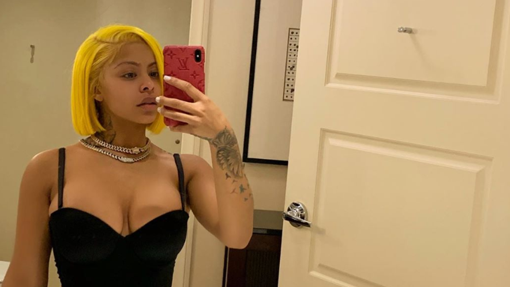 De la talie în sus arată ca o femeie normală, dar șoldurile ei sunt excepționale. Alexis Skyy face furori cu silueta ei