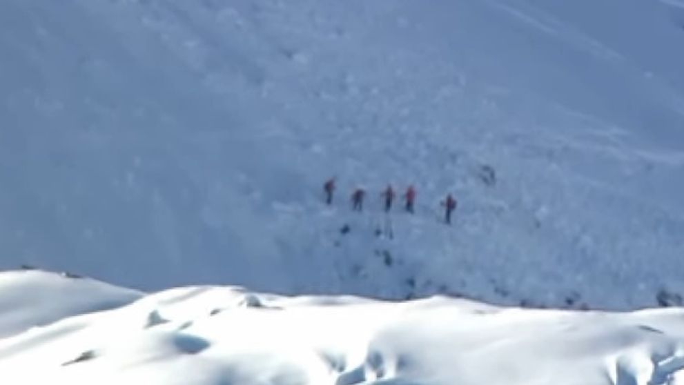 Momentul înfiorător în care mai mulți schiori sunt loviți de avalanșă! Ce a fost suprins pe camere VIDEO