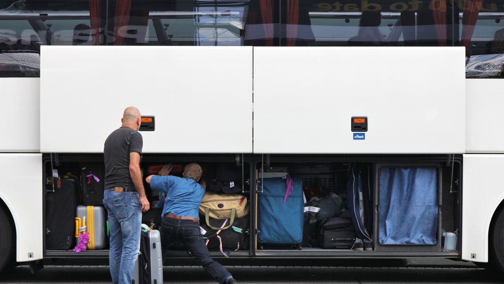 Caz revoltător în Noua Zeelandă. O femeie și-a ascuns fetița de 2 ani într-o valiză și a băgat-o în compartimentul pentru bagaje al unui autobuz