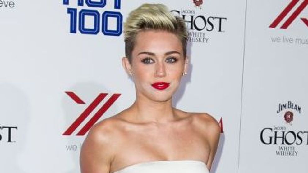 Miley Cyrus se va infuria cand va vedea aceste imagini. Cum s-a facut de ras, fara sa stie, chiar in ziua in care a primit titlul de cea mai sexy femeie