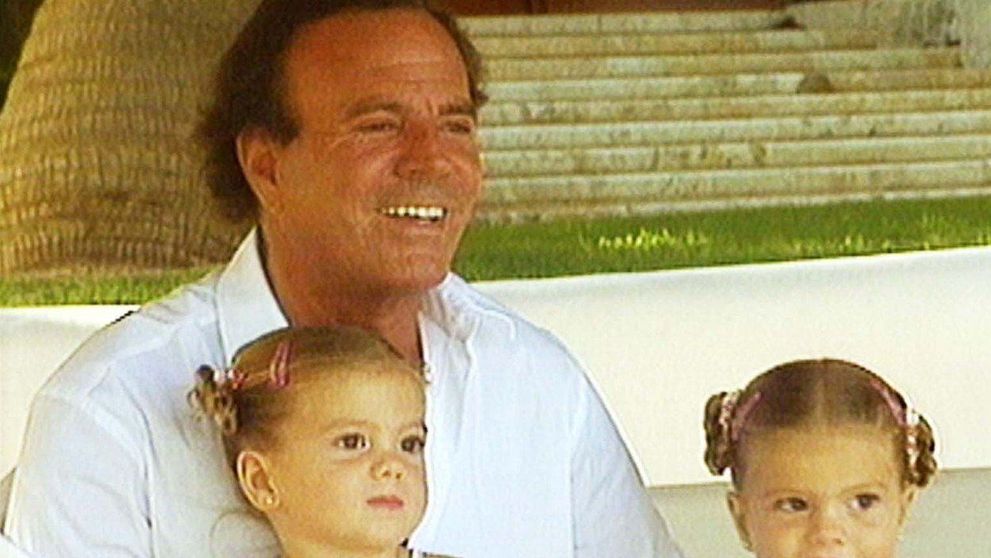 Cum arată acum gemenele lui Julio Iglesias. Și-au făcut debutul la Gala MET 2019
