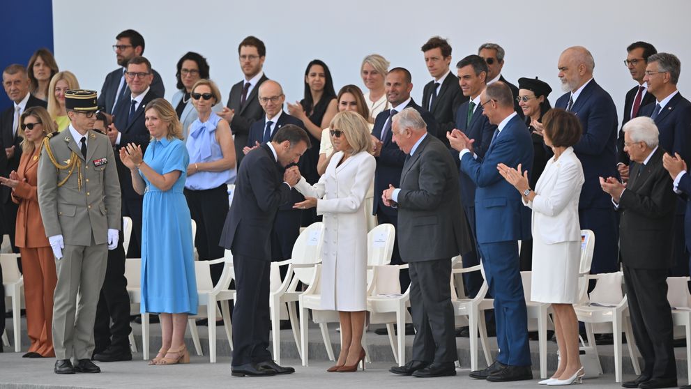 Brigitte și Emmanuel Macron, ultima defilare de Ziua Franței. La parada militară de pe Champs-Élysées, au participat și soldați români