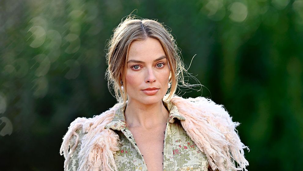 Astăzi, numele ei este pe buzelele tuturor la Hollywood, fiind desemnată cea mai frumoasă femeie din lume. Transformările prin care a trecut Margot Robbie de la începutul carierei