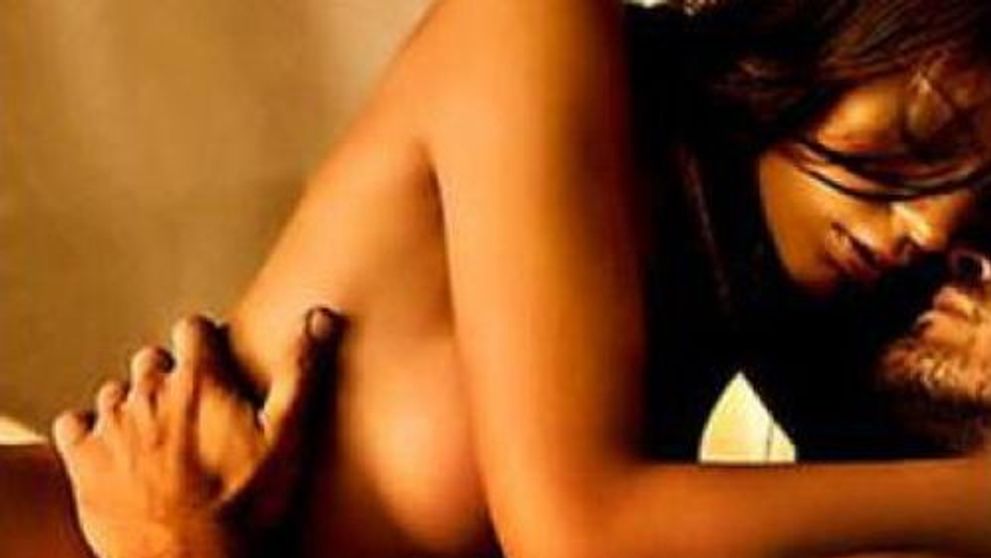 Jennifer Lopez, topless in bratele lui Enrique Iglesias. Vezi FOTO