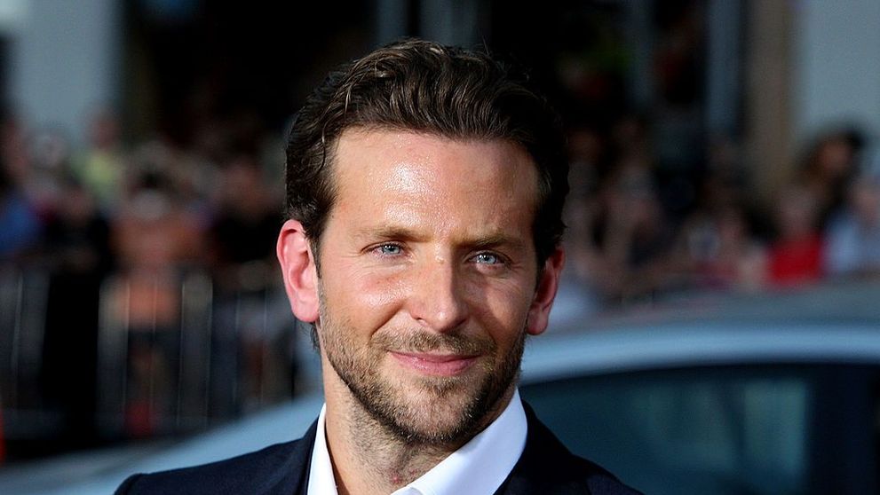 Bradley Cooper, surprins în timp ce sărută un bărbat
