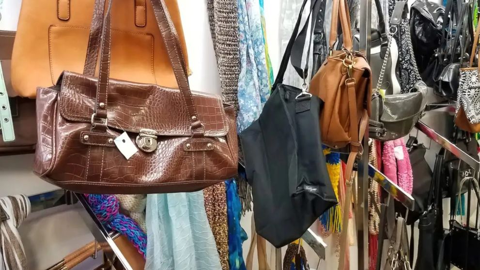O femeie a cumpărat de la second-hand o geantă vintage, iar când a ajuns acasă a făcut o descoperire uluitoare! Ce a urmat