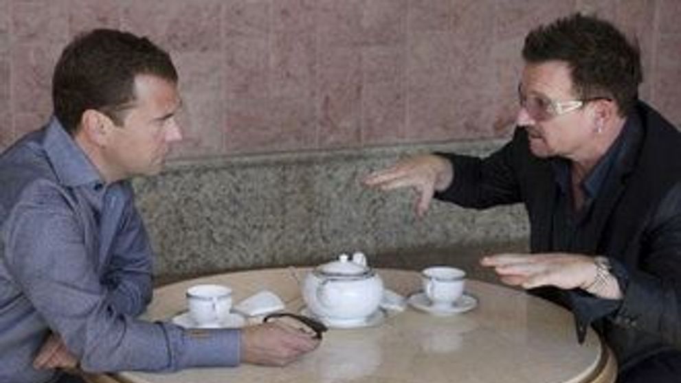 Bono, liderul trupei U2, tete a tete cu presedintele rus Dmitri Medvedev