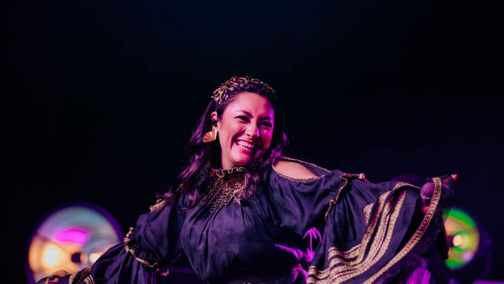 Portretul de Crăciun al familiei Măruță. Andra, definiția eleganței într-o rochie cu decolteu adânc