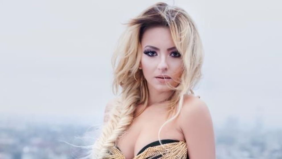 De la blond Barbie, la par rosu ca focul si breton. Giulia Anghelescu nu-si plictiseste niciodata fanii