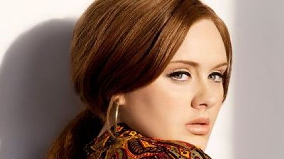 Adele a fost operata pe coardele vocale