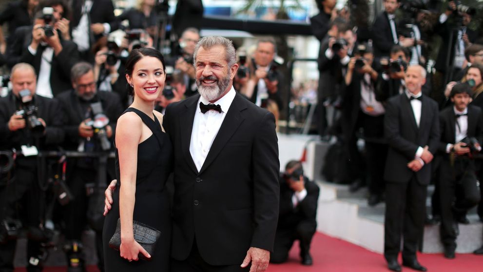 El are 60 de ani, iubita 25. Cum au fost surprinsi actorul Mel Gibson si partenera lui, frumoasa Rosalind Ross 