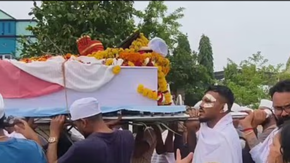 Momentul sfâșietor când singurul supraviețuitor al zborului Air India cară pe umeri sicriul fratelui său, care a murit lângă el