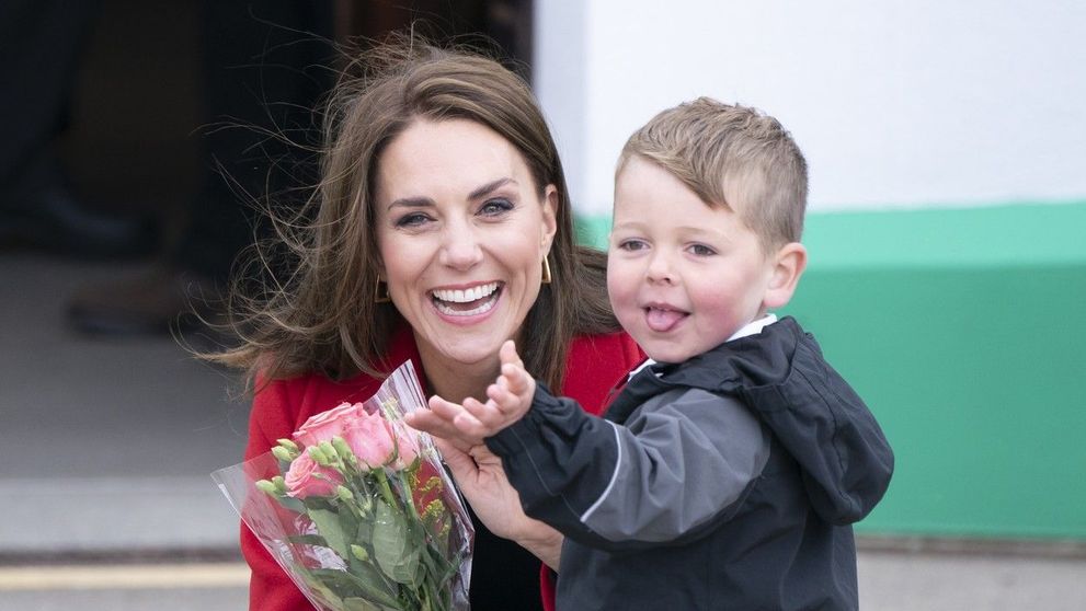 Imaginile care au topit inimile tuturor! Cum a fost întâmpinată Kate Middleton în prima călătorie ca prințesă de Wales