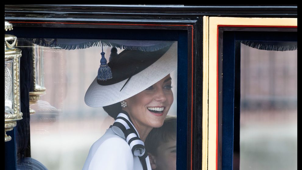 Mesajul puternic pe care Kate Middleton l-a transmis prin intermediul rochiei purtate la Trooping the Colour. Detaliul secret care a trecut neobservat