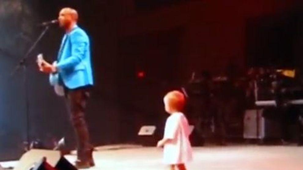 Aparitie neasteptata in timpul unui concert. Un bebelus danseaza langa tatal sau: VIDEO amuzant