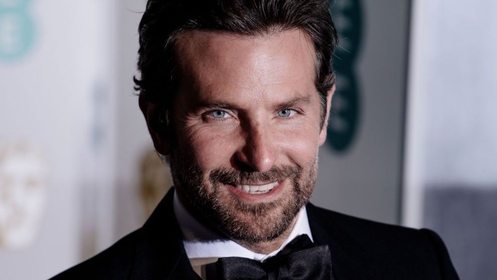 Bradley Cooper, fotografiat pe platourile de filmare. Transformarea remarcabilă prin care a trecut actorul pentru noul rol