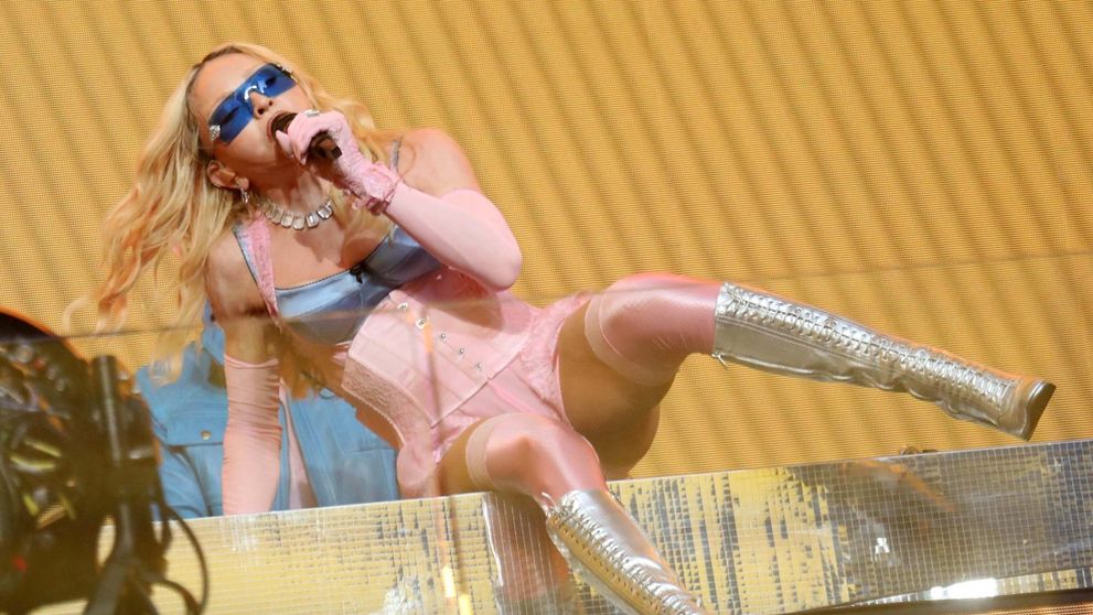 „Bunico, nu face asta!” Madonna, 67 de ani, și-a speriat fanii după un gest riscant la concertul din Times Square. Ținuta provocatoare a stârnit și ea controverse
