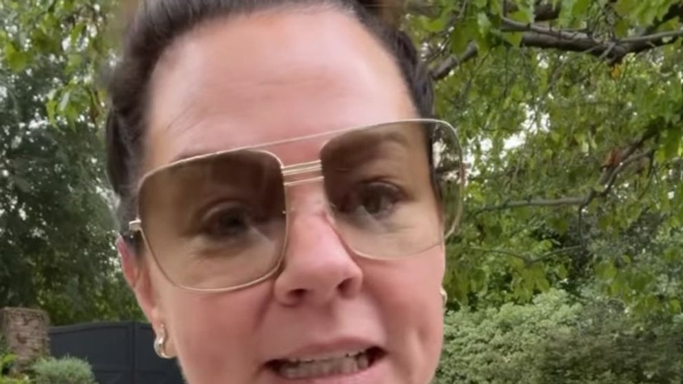 Pe covorul roșu are apariții memorabile, dar în viața de zi cu zi preferă simplitatea. Melissa McCarthy, de nerecunoscut fără machiaj