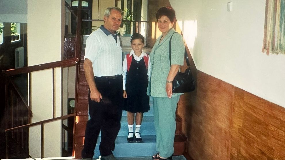 Recunoști fetița adorabilă din fotografie? Azi e una dintre cele mai frumoase și talentate cântărețe