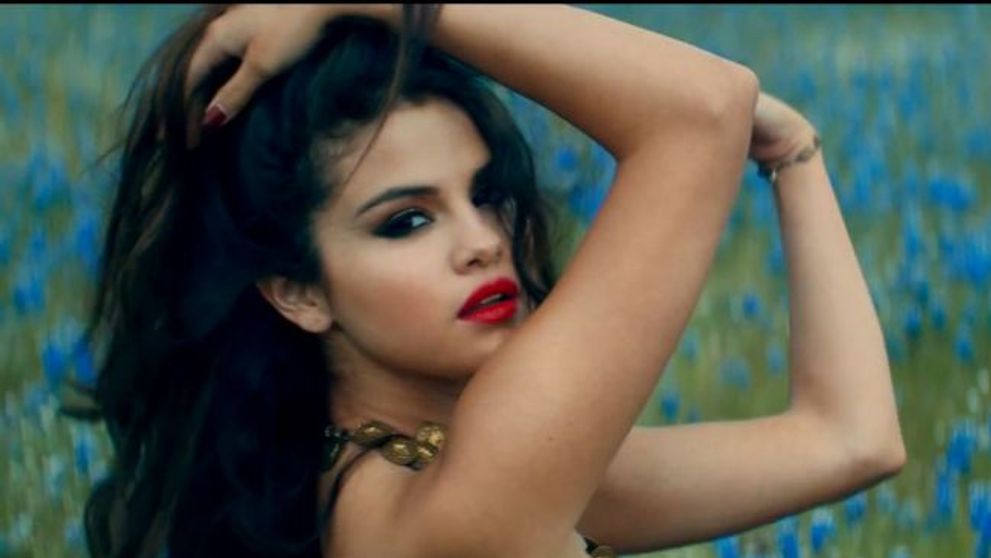 Sexy la evenimente si in videoclipuri, de nerecunoscut pe strada! Cum arata Selena Gomez fara interventia stilistilor si a make-up artistilor