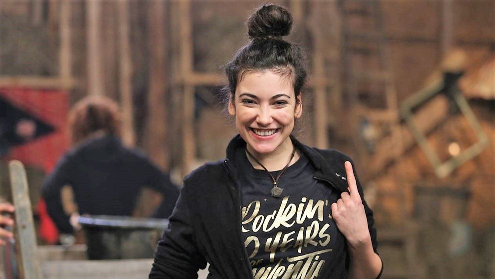 Ame Călin, învățată de bunicul ei să bată cuie și să taie lemne. „Așa trebuia să faci la FERMA”