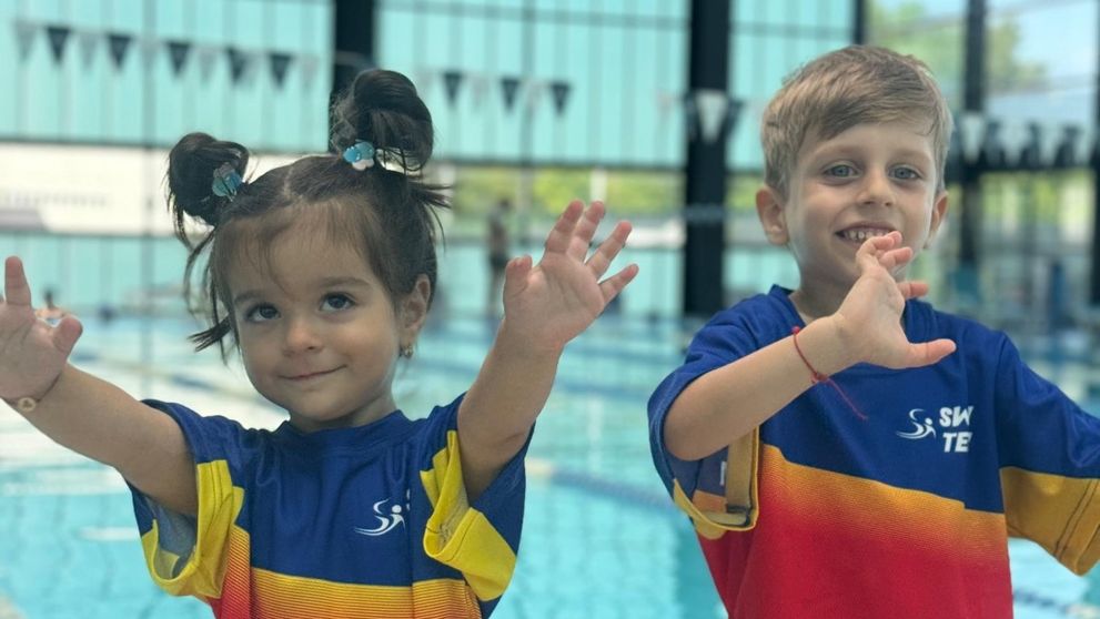 (P) Swimming Team: Cum poate înotul să susțină sănătatea fizică și cognitivă în timpul anului școlar