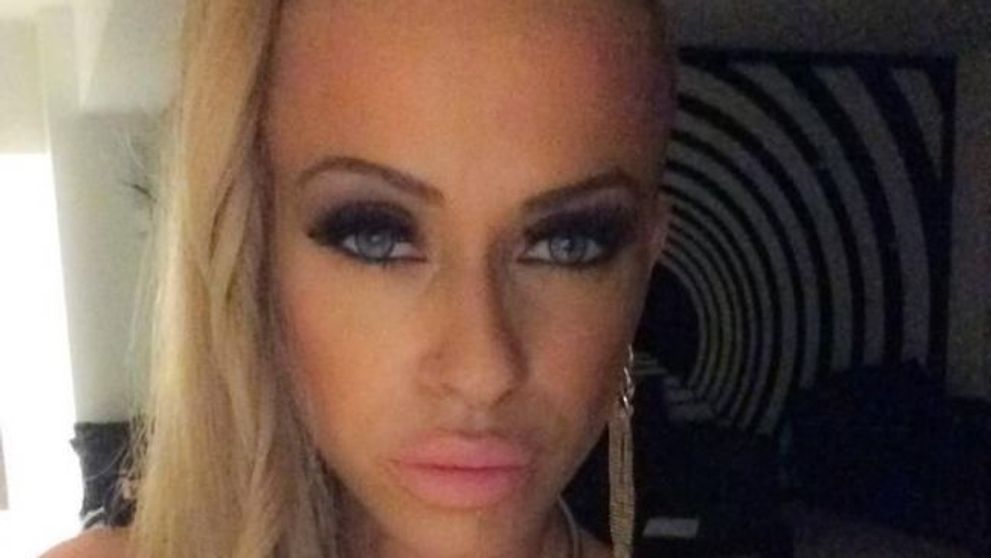 O noua zi, o noua aparitie provocatoare. Anda Adam, senzuala si sexy intr-o tinuta care a impresionat pe toata lumea