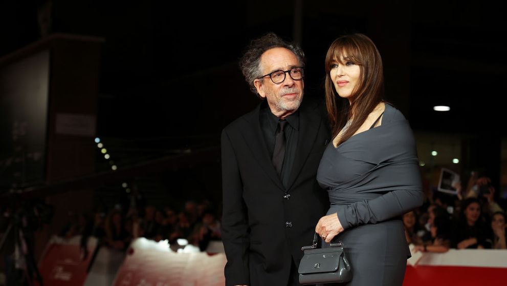 Tim Burton o soarbe din priviri pe Monica Bellucci. Prima lor apariție pe covorul roșu în calitate de cuplu