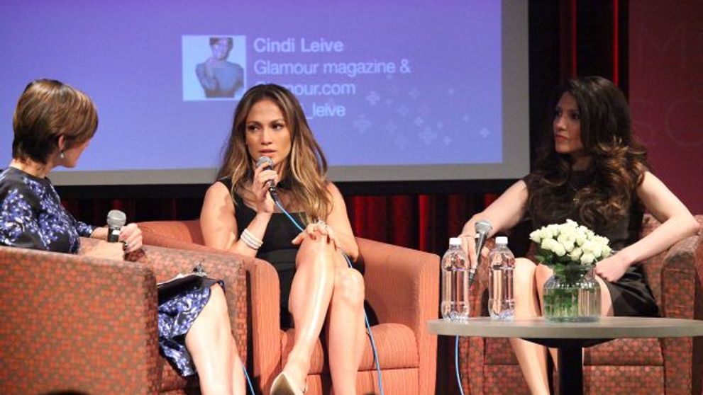 Stiai ca Jennifer Lopez are si o sora mai mica? Uite cat de bine seamana cele doua