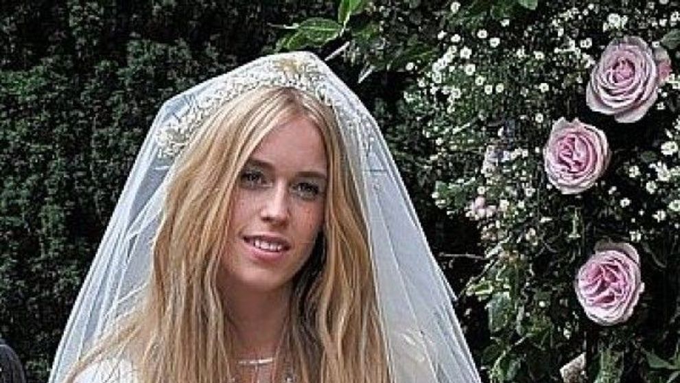 Rochia de la care niciun invitat nu si-a putut dezlipi ochii. Ce crezi ca ascunde continuarea fotografiei? Indiciu: A fost creata de designerul care o imbraca si pe Lady Gaga