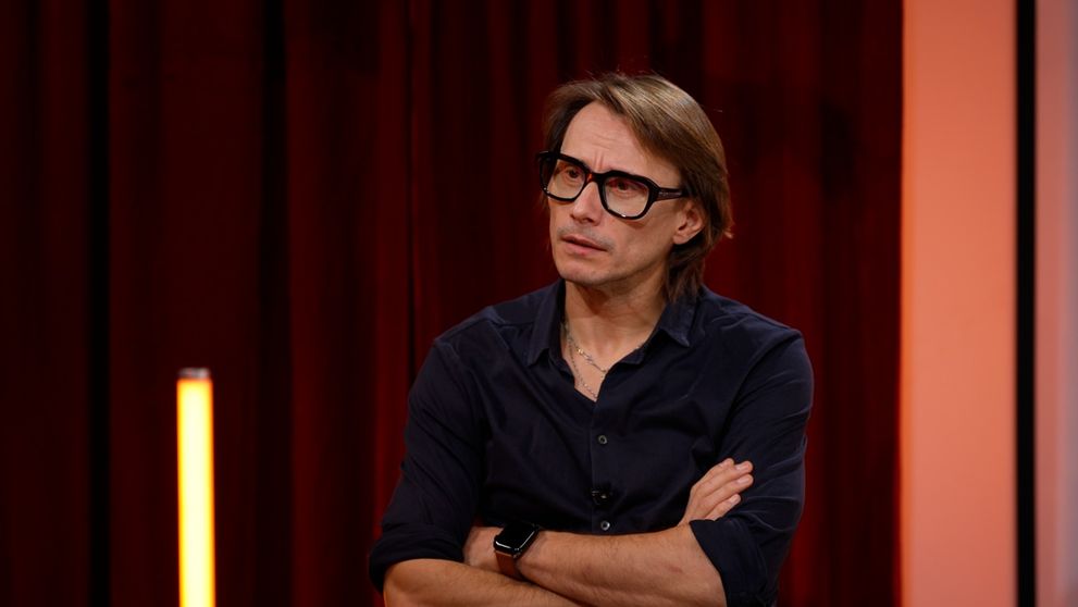 Marius Manole a lansat cartea „Fericirea e în actul următor”: „Este povestea omului care a jucat cu ochii însângerați și a celui care a adormit adesea plângând de epuizare”