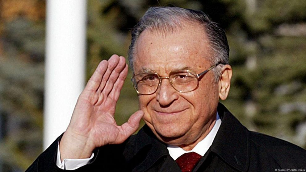 Ion Iliescu, internat de urgență la ATI