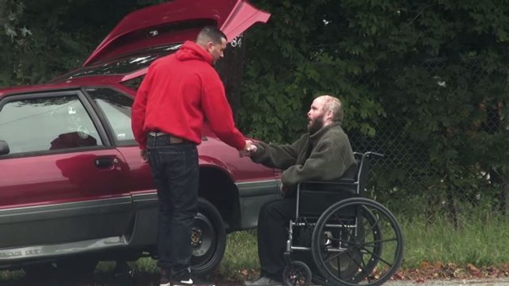 Toti l-au ignorat cand au vazut ca a facut pana. Ajutorul neasteptat pe care la primit acest barbat - VIDEO