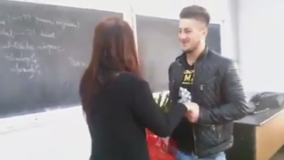 Un tanar din Pitesti si-a cerut iubita in casatorie, la facultate, in fata colegilor. Clipul a strans mii de like-uri
