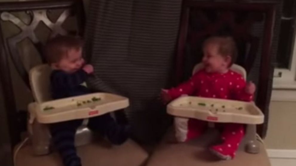 Sunt adorabili! Doi bebelusi se amuza copios jucandu-se de-a v-ati ascunselea - VIDEO