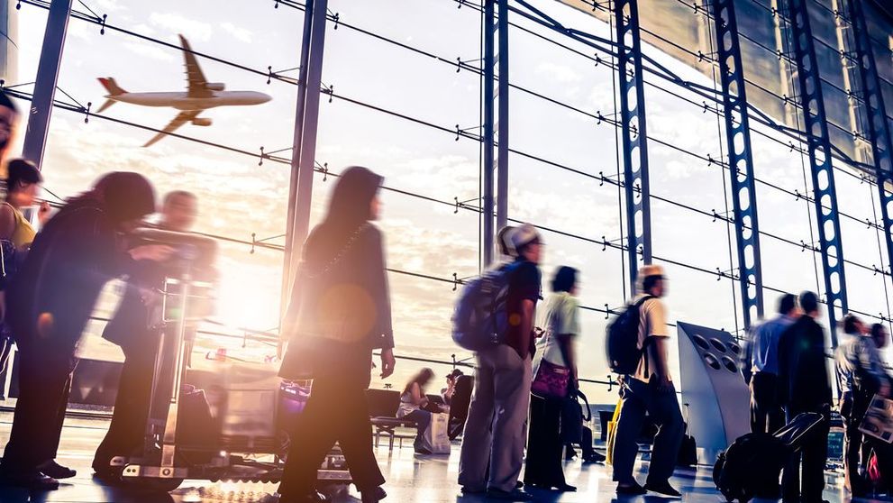 Doi părinți și-au abandonat copilul în aeroport când au aflat că trebuie să-i plătească bilet