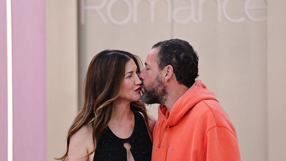 Adam Sandler, criticat dur pentru apariția de la premiera soției lui. ”Absolut jenant! Zici că are 13 ani și abia a descoperit cardul de credit al lui tati”
