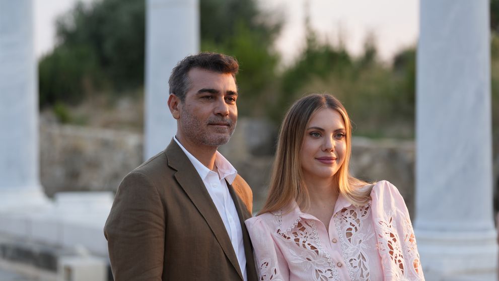 Iubiți de milioane de români, Eda Ece și Caner Cindoruk revin în forță într-o superproducție filmată în Antalya. Primele imagini de pe platoul de filmare