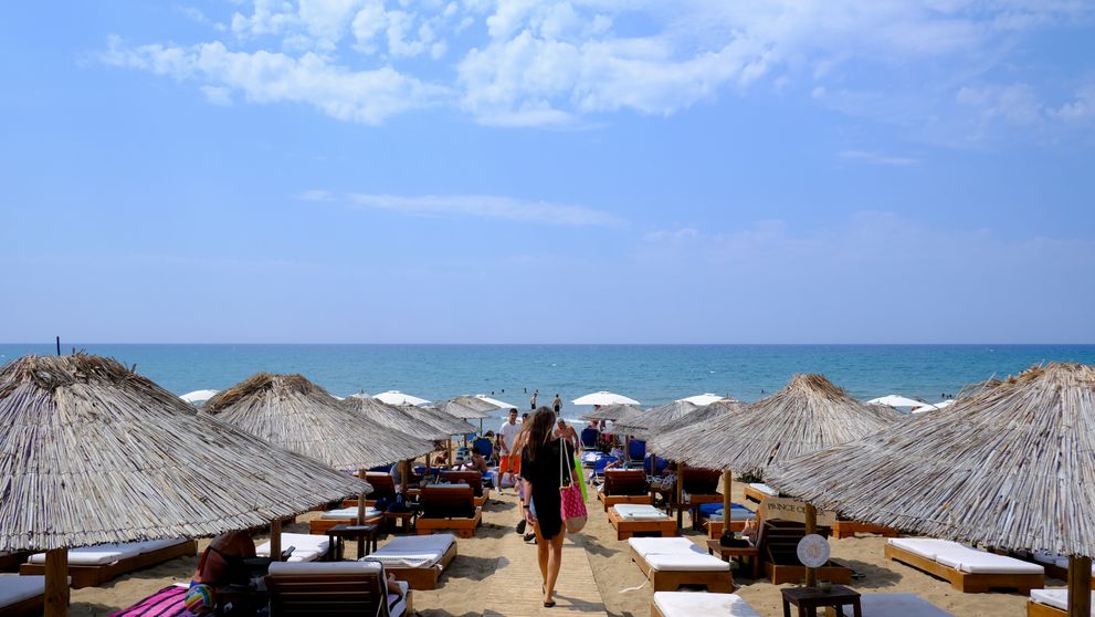 Stațiunea din România unde un șezlong costă 300 de lei pe zi. Cum justifică operatorii din turism prețul uriaș: 