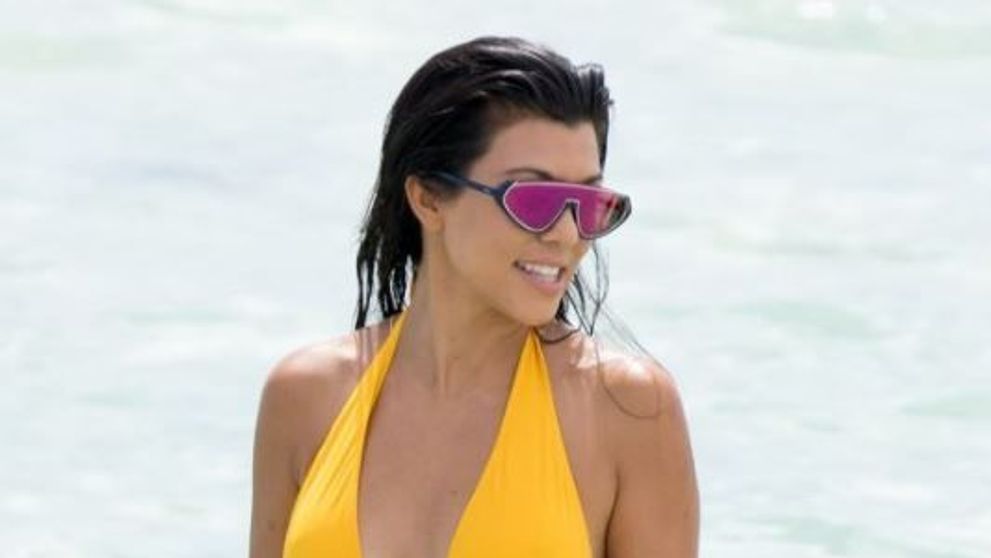 Prefera tinutele sexy, dar pentru slujbe se transforma radical. Cum a fost surprinsa Kourtney Kardashian la biserica